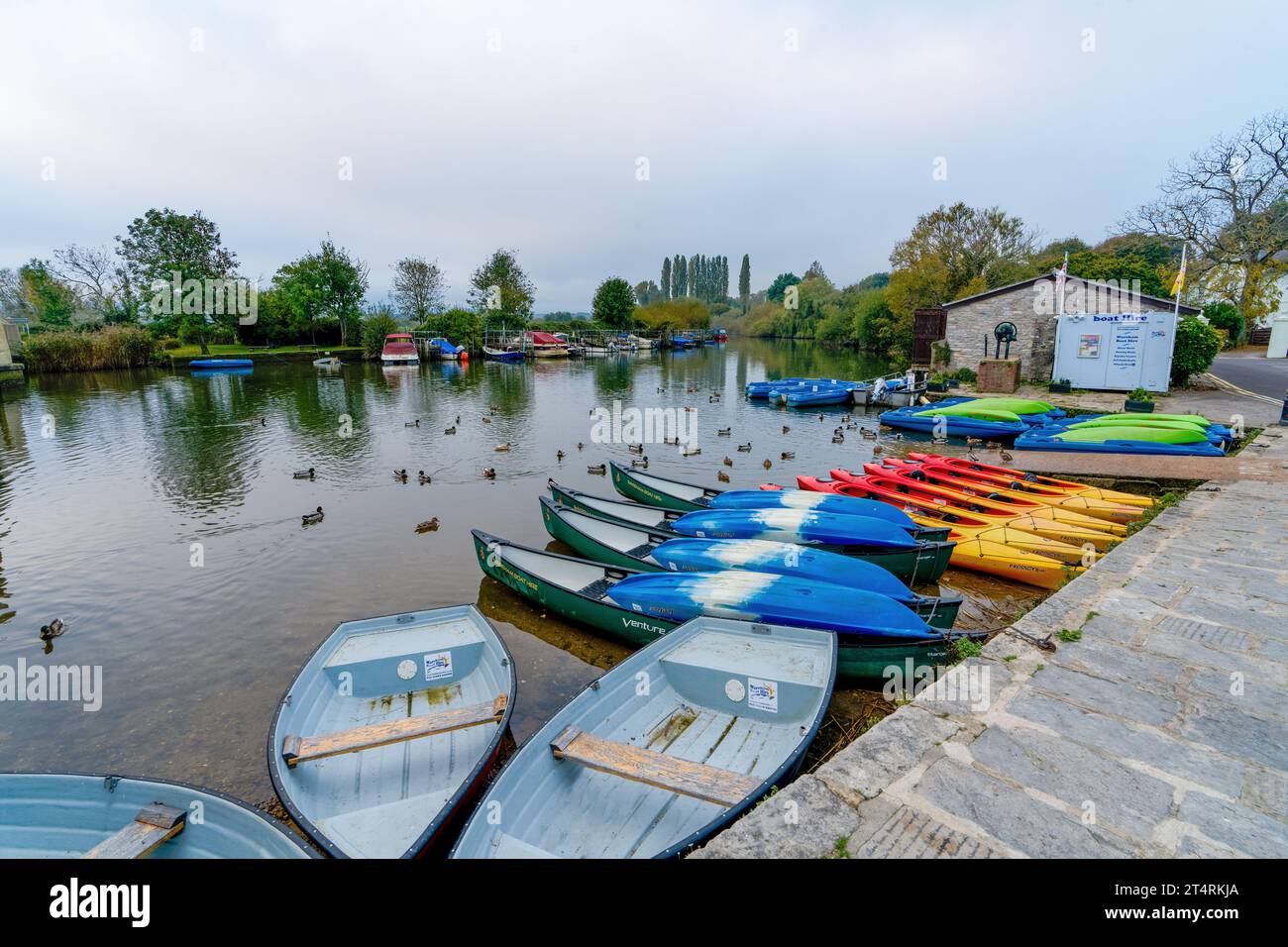 Bootsverleih auf dem Fluss Frome am Abbots Quay Wareham Dorset England UK Stockfoto