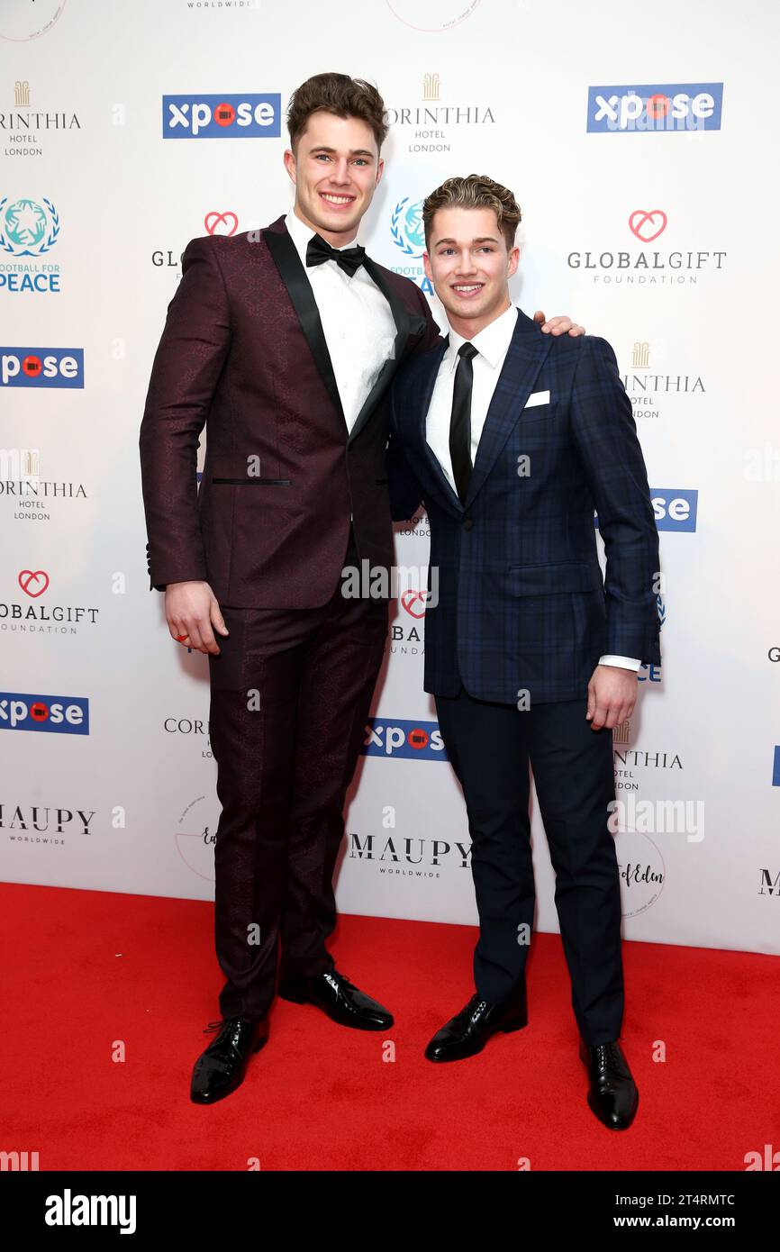 London, Großbritannien. April 2019. AJ Pritchard (R) und Curtis Pritchard (L) nehmen am Football for Peace Dinner im Corinthia Hotel in London Teil. (Foto: Fred Duval/SOPA Images/SIPA USA) Credit: SIPA USA/Alamy Live News Stockfoto