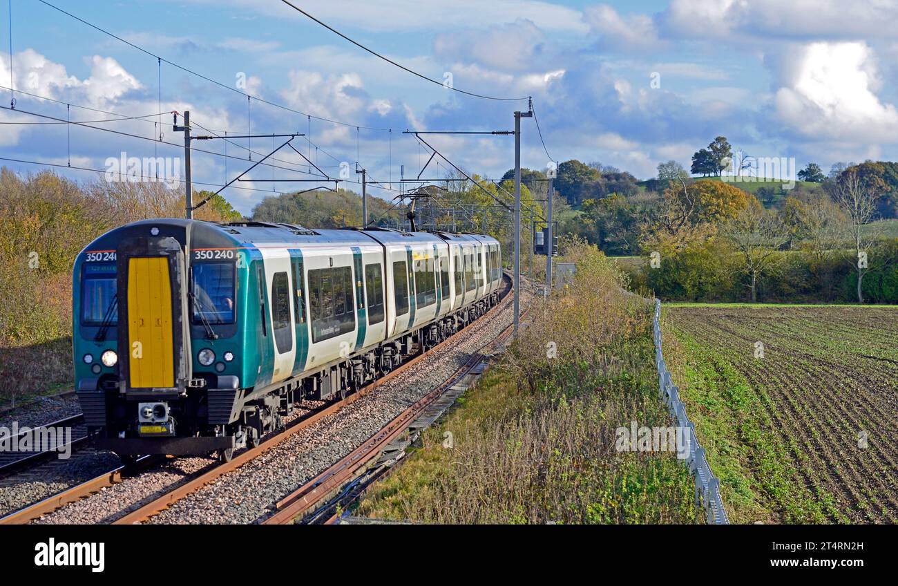 Der elektrische Triebzug der London Northwestern Railway Class 350 wird in Bugbrooke Northamptonshire auf seiner Reise von London Euston nach Crewe gesehen. Stockfoto