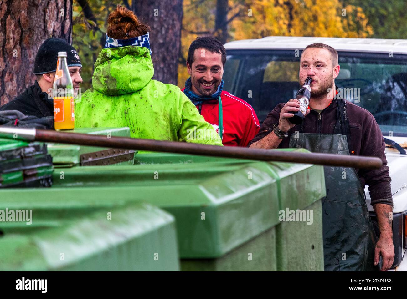 Trinkpause mit dem Team von Fischhof Bächer in Muckenthal. Das Angeln in einem Teich dauert mehrere Stunden. Wiesau (VGem), Deutschland Stockfoto