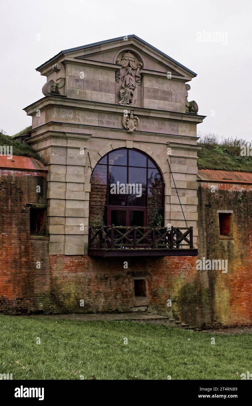 Altes Lubliner Tor (Brama Lubelska) der Festung in Zamosc, Polen. Alte Befestigungsmauer aus Ziegelstein. Stockfoto