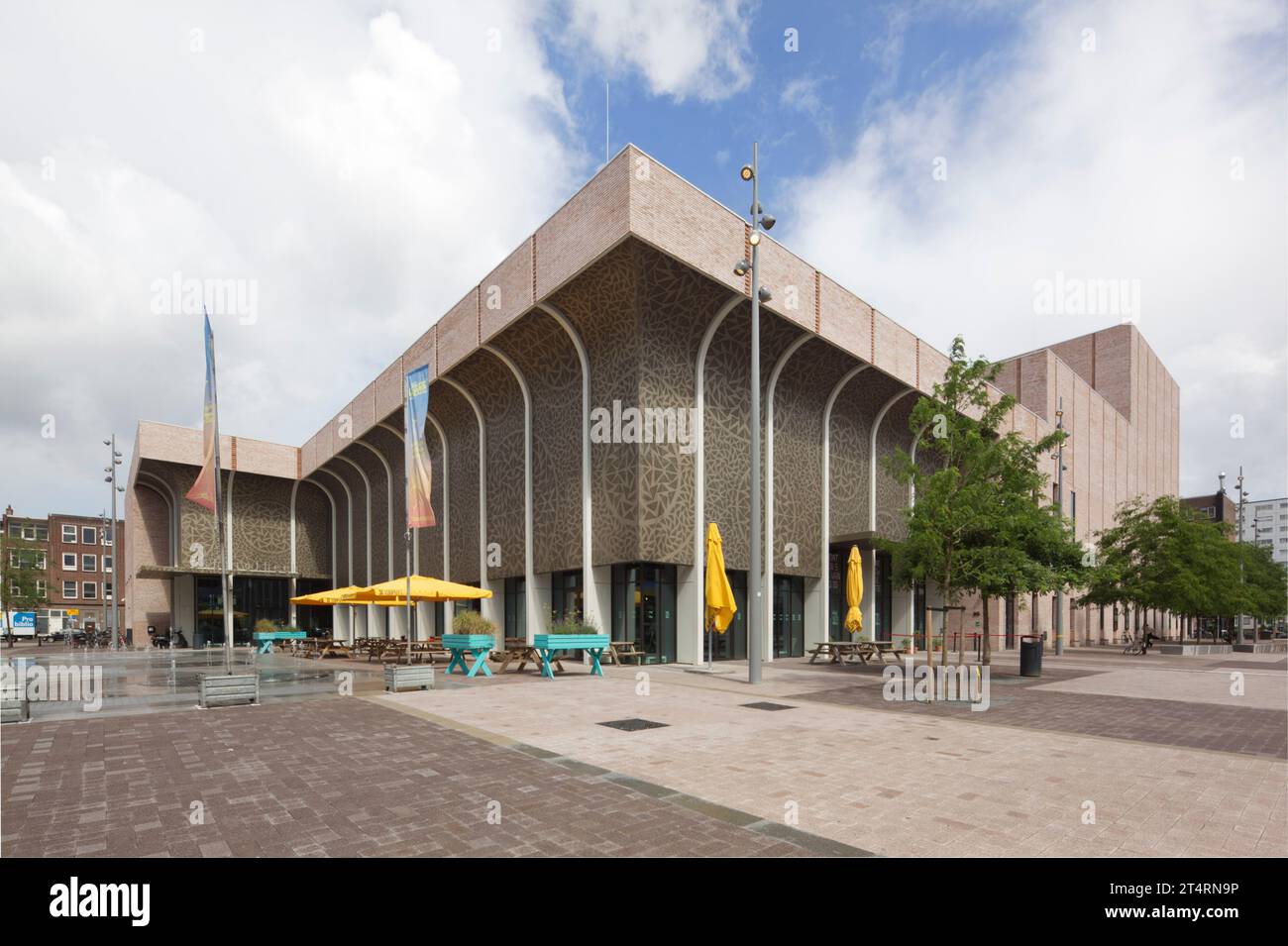 Von Gooilandsingel aus gesehen, vor teilweise bewölktem Himmel. Theater Zuidplein, Rotterdam, Rotterdam, Niederlande. Architekt: De Zwarte Hond, 2020. Stockfoto