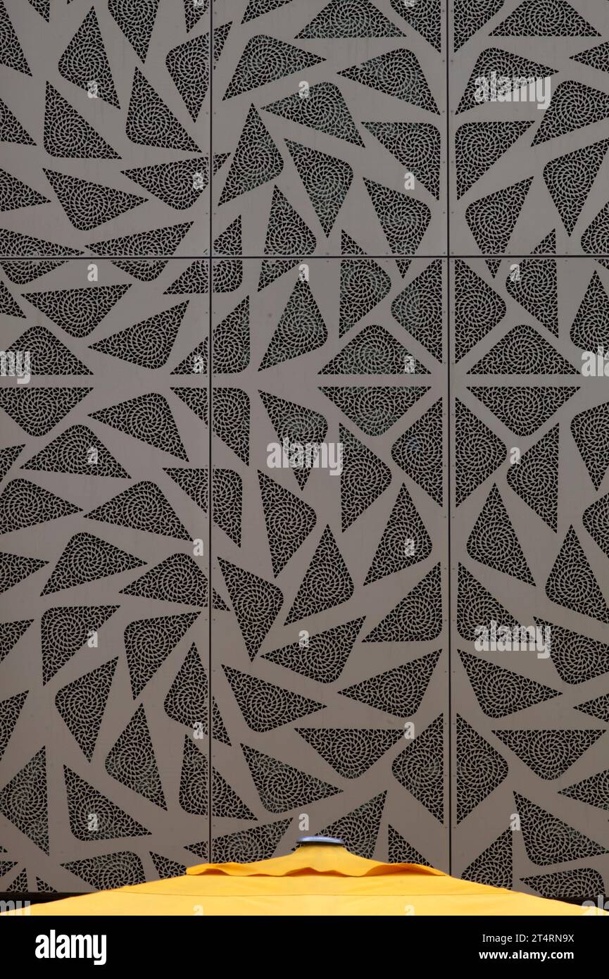 Detail aus Aluminium mit Deckel aus gelbem Café-Sonnenschirm. Theater Zuidplein, Rotterdam, Rotterdam, Niederlande. Architekt: De Zwarte Hond, Stockfoto