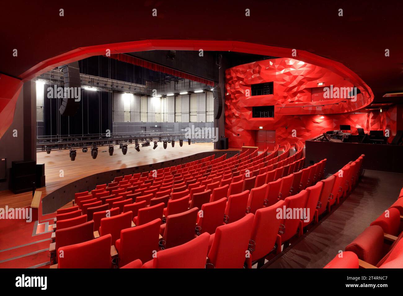 Blick auf die Bühne des großen Auditoriums (Grote zaal) mit Beleuchtungsanlage von der Rückseite der Verkaufsstände. Theater Zuidplein, Rotterdam, Rotterdam, Niederlande. Architekt: Stockfoto