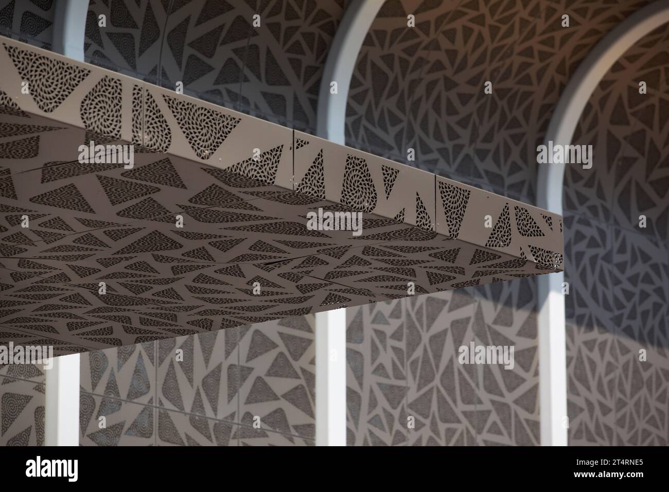 Detail des Außenbereichs mit perforierter Verkleidung und Vordach. Theater Zuidplein, Rotterdam, Rotterdam, Niederlande. Architekt: De Zwarte Hond, 20 Stockfoto