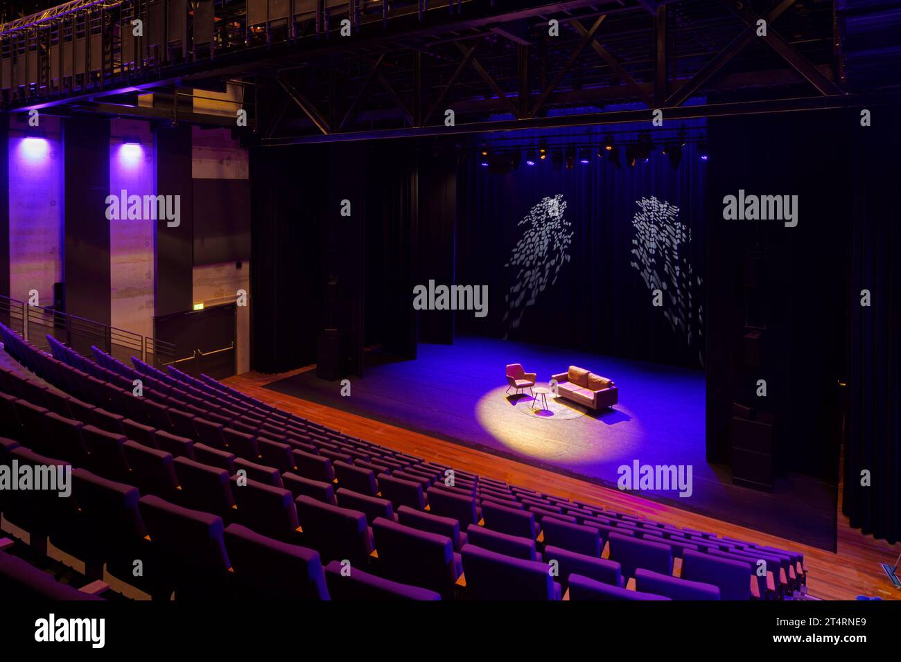 Kleiner Auditorium (kleiner zaal) von der Rückseite der Sitzplätze aus gesehen. Theater Zuidplein, Rotterdam, Rotterdam, Niederlande. Architekt: De Zwarte Hond, 2020. Stockfoto