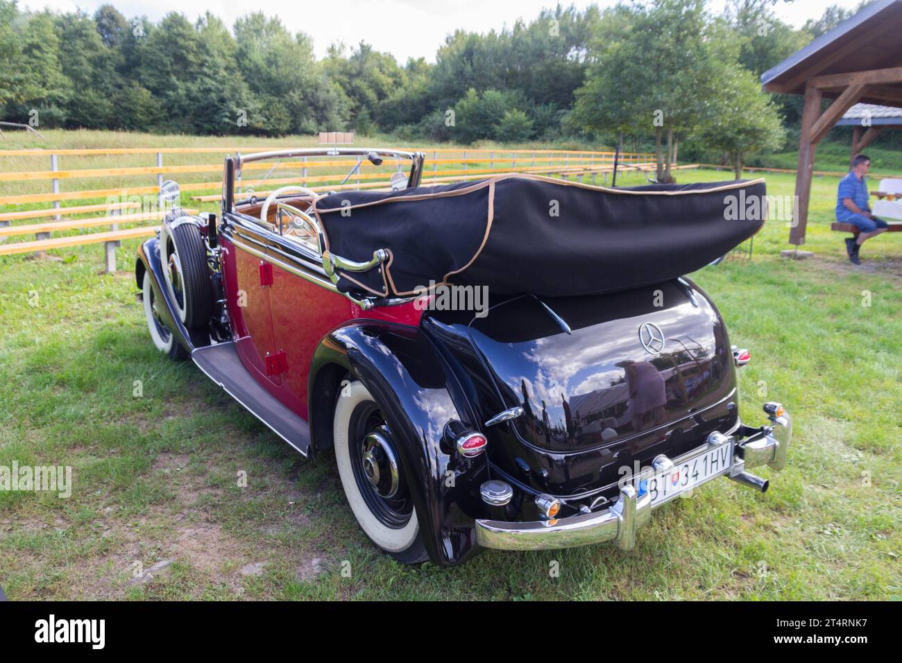 Mercedes Typ 230 W 143 Cabrio C 1937 nach vollständiger Renovierung, Blick vom seitlichen Heckwinkel bei Mercedes Benz Car Meeting in Snina, Slowakei Stockfoto