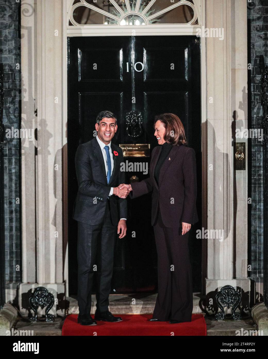 London, Großbritannien. November 2023. Der britische Premierminister Rishi Sunak begrüßt Kamala Harris, den Vizepräsidenten der Vereinigten Staaten, in der Downing Street 10, seinem offiziellen Wohnsitz und Regierungssitz. Harris ist für den KI-Gipfel im Bletchley Park in Großbritannien. Quelle: Imageplotter/Alamy Live News Stockfoto