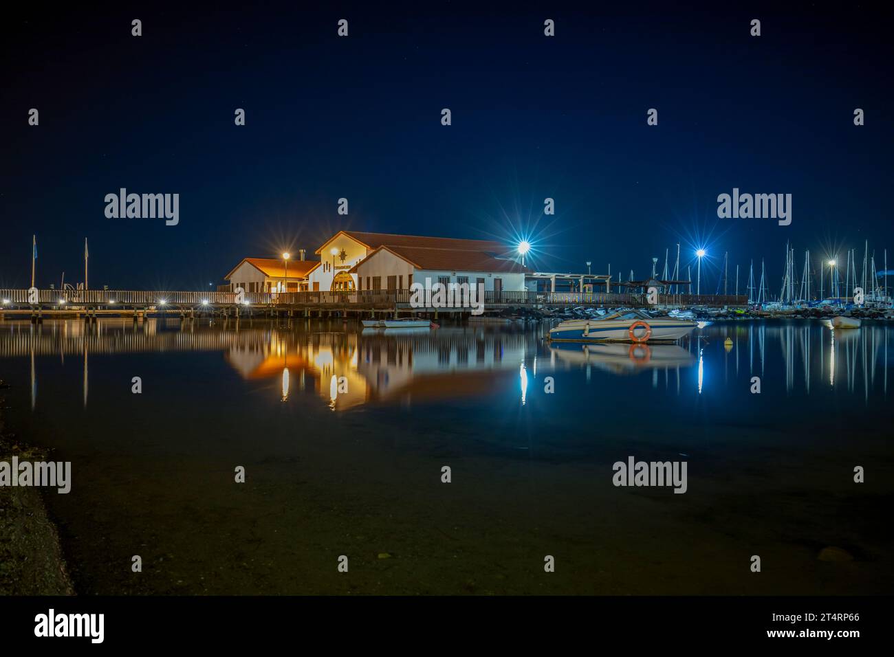 Nautical Club am Strand La Concha in Los Alcazares, Region Murcia, mit künstlichem Licht bei Nacht Stockfoto