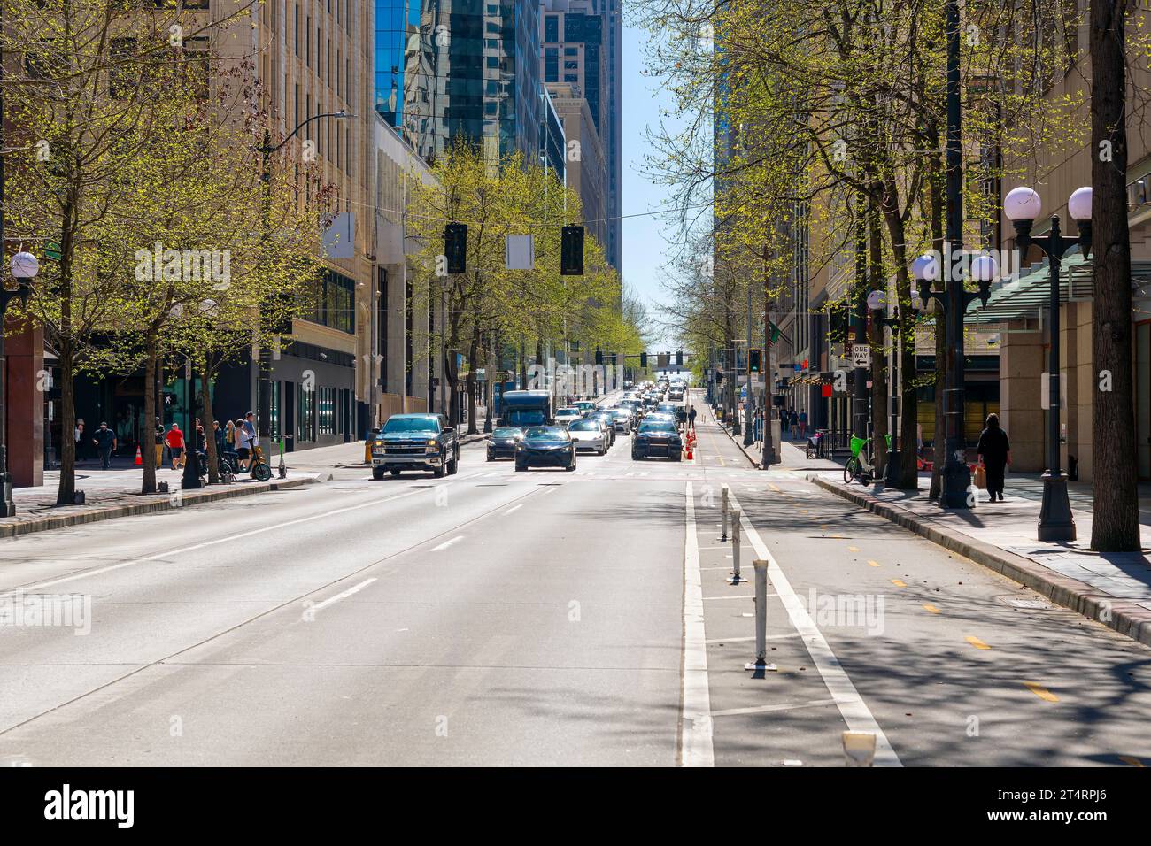 Straßenblick auf die 4th Avenue, eine Geschäftsstraße mit Geschäften und Restaurants durch das Stadtzentrum von Seattle, Washington. Stockfoto