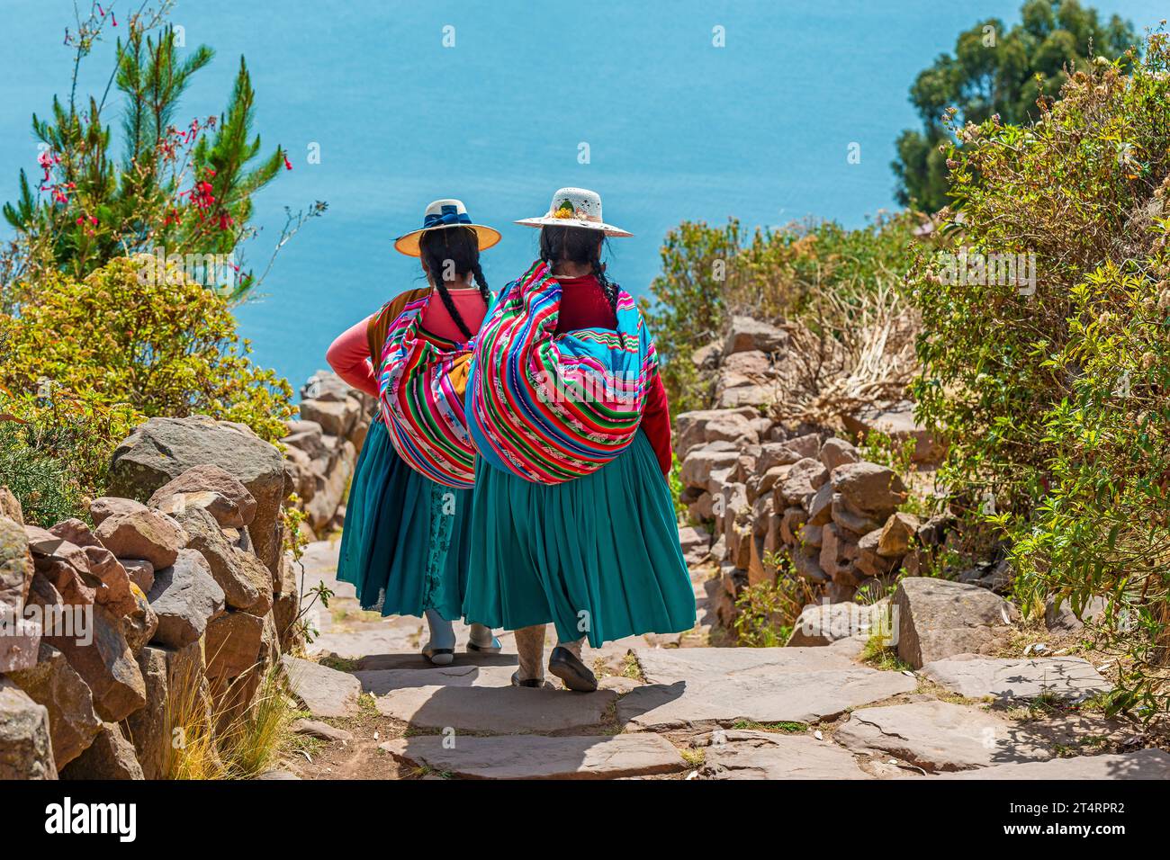Peruanische indigene Quechua-Frauen in traditioneller Kleidung auf der Insel Taquile, Titicaca-See, Peru. Stockfoto