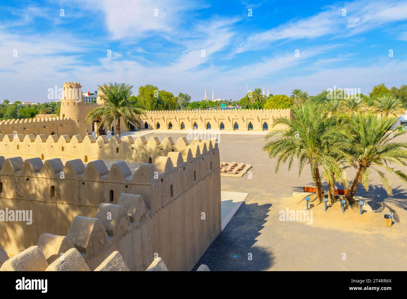 Blick vom Innenhof des historischen Al Jahili Fort in Al Ain, Abu Dhabi, Vereinigte Arabische Emirate. Stockfoto