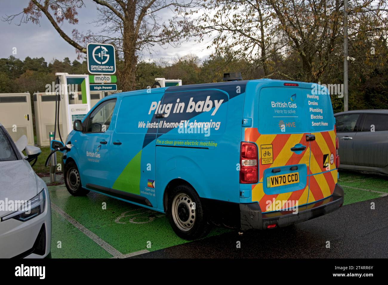 Laden eines Elektrowagens von British Gas am Gridserve Electric Highway in der Motorway Service Station an der Anschlussstelle 47 auf der M4 UK Stockfoto