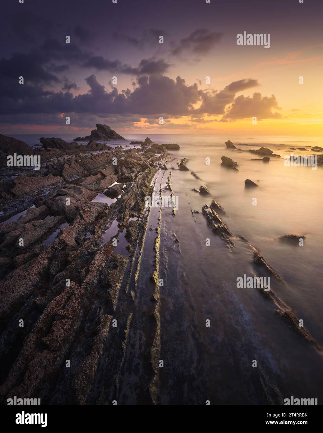 Felsen im Meer bei Sonnenuntergang. Livorno, toskanische Küste, Italien. Aufnahmen mit langer Belichtung Stockfoto