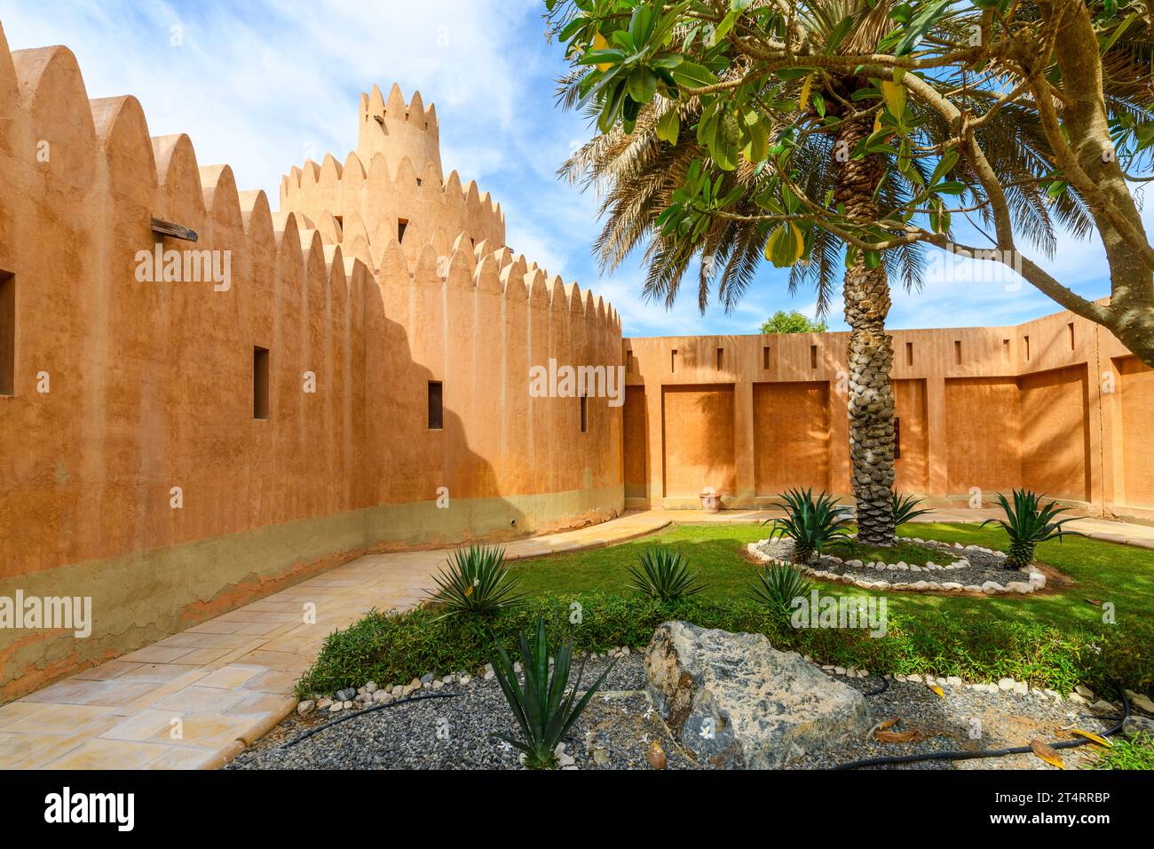 Ein kleiner Garten innerhalb der Mauern des Al Ain Palace Museum oder Sheikh Zayed Palace Museum, ein beliebter Halt in der Wüste. Stockfoto