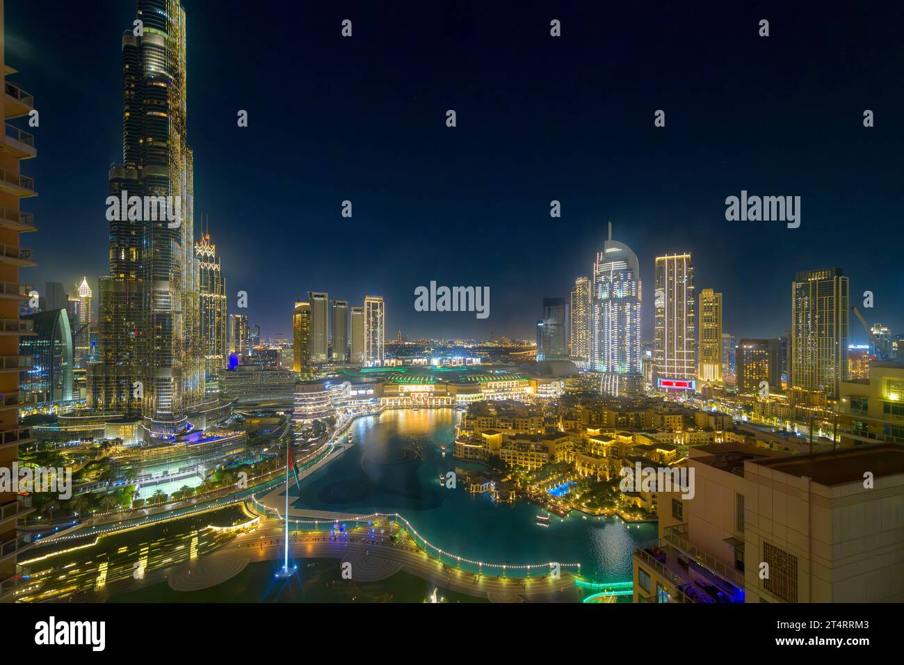 Abendblick aus der Luft auf die Innenstadt von Dubai, mit der Dubai Mall, Geschäften und Brunnen beleuchtet unter dem Burj Khalifa Wolkenkratzer in Dubai VAE. Stockfoto