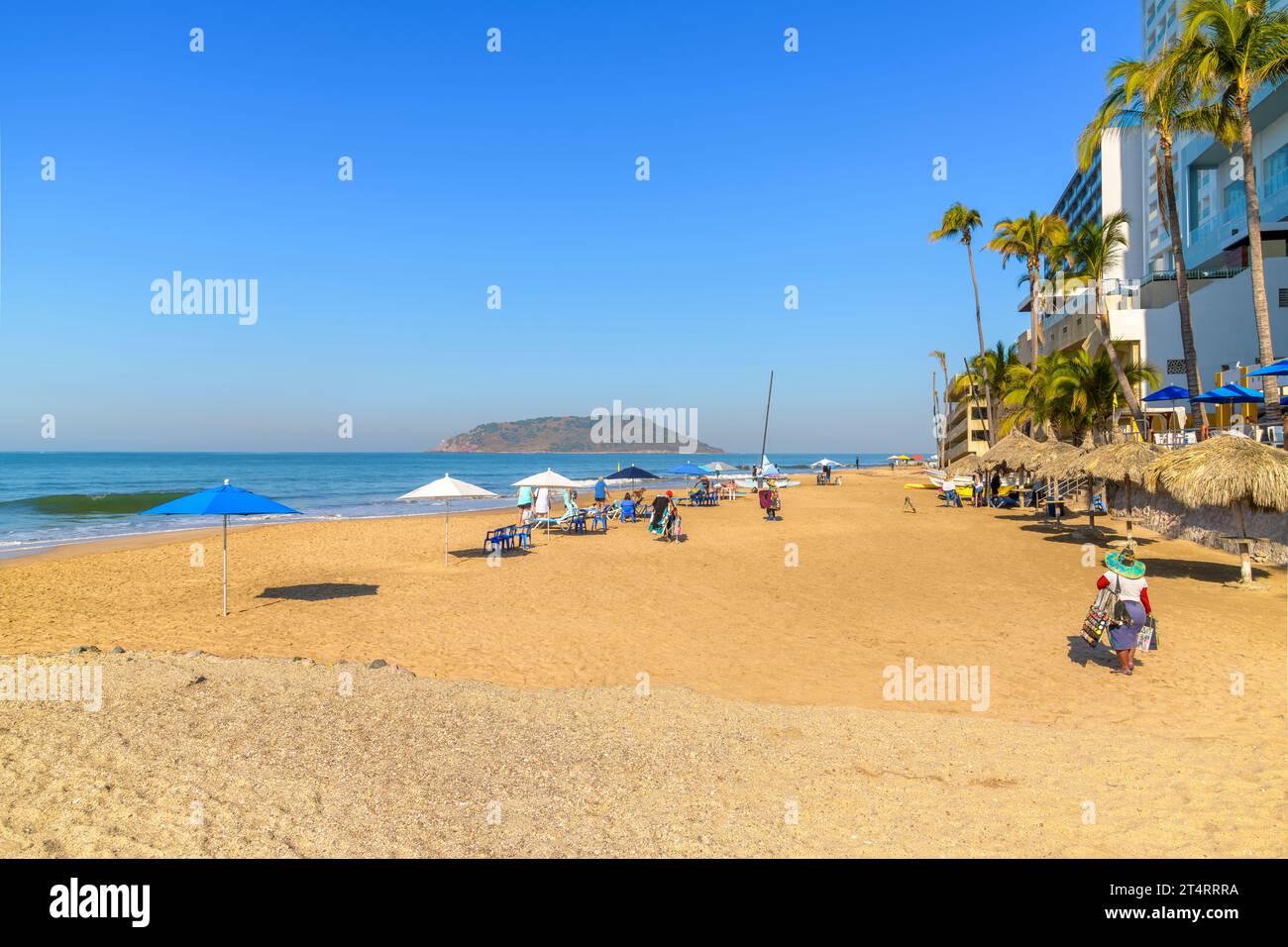 Blick von einem Sandstrand in der Golden Zone Resort Gegend der Stadt Mazatlan, Mexiko, entlang der mexikanischen Riviera. Stockfoto