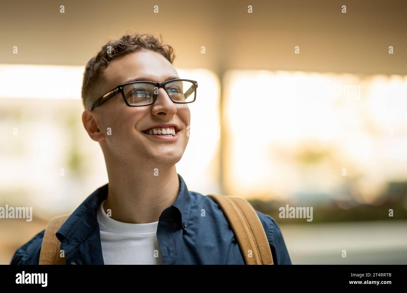 Porträt des glücklichen überraschten jungen kaukasischen Curly man Studenten in Brille mit Rucksack Lifestyle genießen Stockfoto