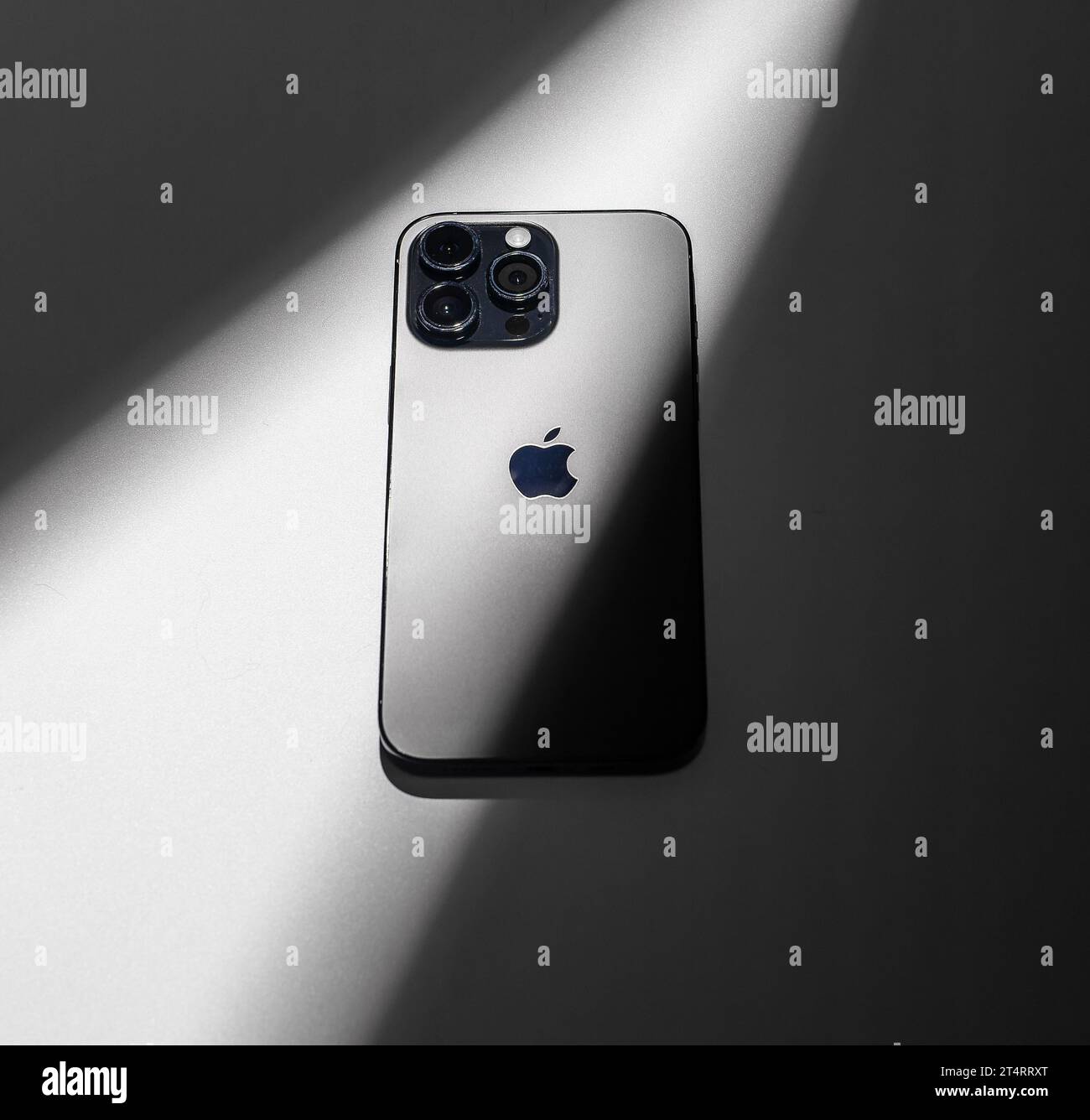 Berlin, Deutschland Oktober 30 2023 Rückansicht des iPhone mit Kamera und Apple-Logo Stockfoto