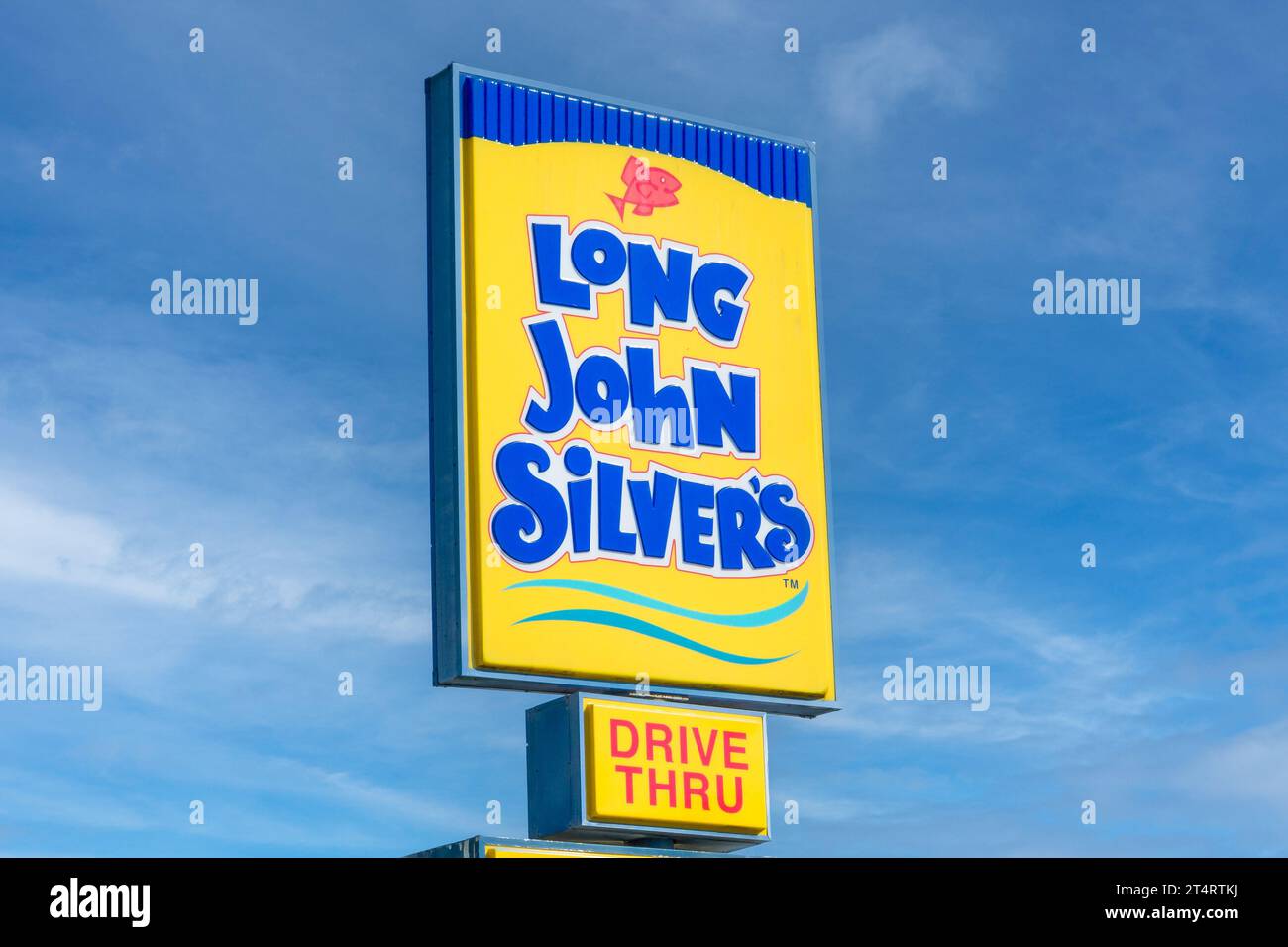 HANNIBAL, MO, USA - 20. OKTOBER 2023: Außenansicht des Fischrestaurants von Long John Silver und Markenlogo. Stockfoto