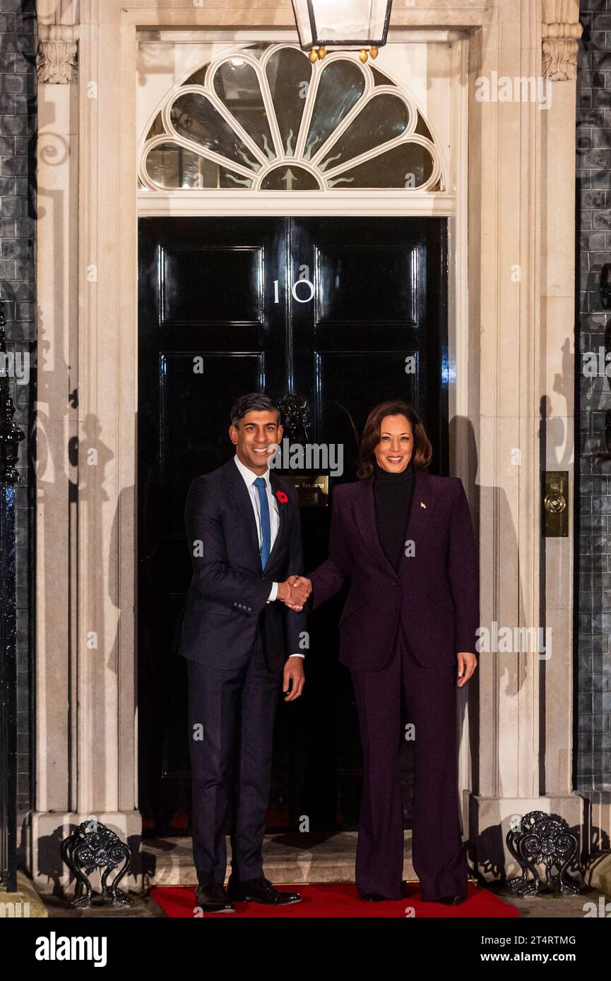 London, Großbritannien. 1. November 2023. Premierminister Rishi Sunak begrüßt die Vizepräsidentin der Vereinigten Staaten, Kamala Harris, in der Downing Street 10. Am 2. November werden sie an dem zweiten Tag des ersten KI-Sicherheitsgipfels teilnehmen, der vom Vereinigten Königreich im Bletchley Park in Buckinghamshire veranstaltet wird. Quelle: Stephen Chung / Alamy Live News Stockfoto