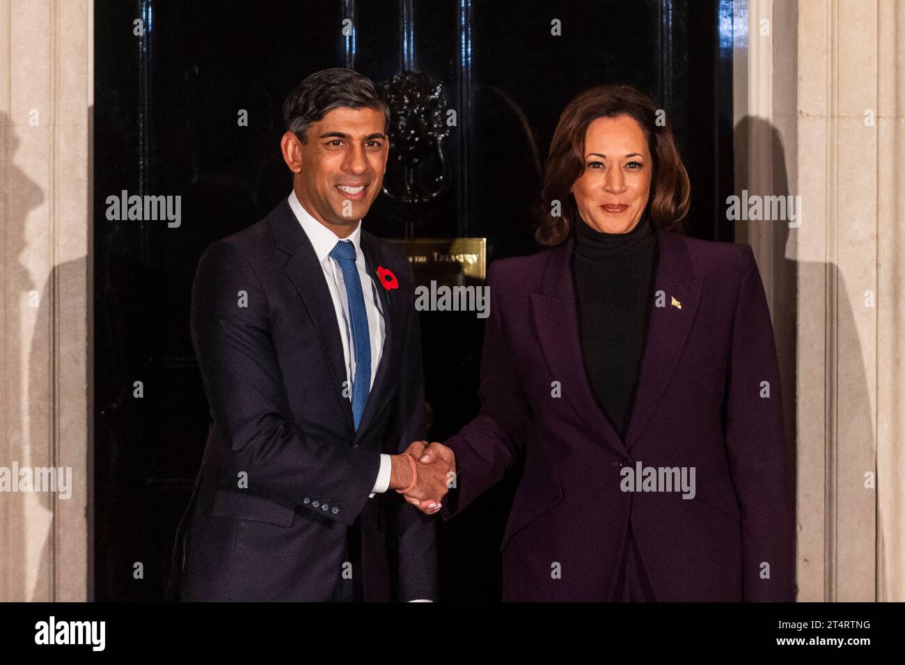 London, Großbritannien. 1. November 2023. Premierminister Rishi Sunak begrüßt die Vizepräsidentin der Vereinigten Staaten, Kamala Harris, in der Downing Street 10. Am 2. November werden sie an dem zweiten Tag des ersten KI-Sicherheitsgipfels teilnehmen, der vom Vereinigten Königreich im Bletchley Park in Buckinghamshire veranstaltet wird. Quelle: Stephen Chung / Alamy Live News Stockfoto