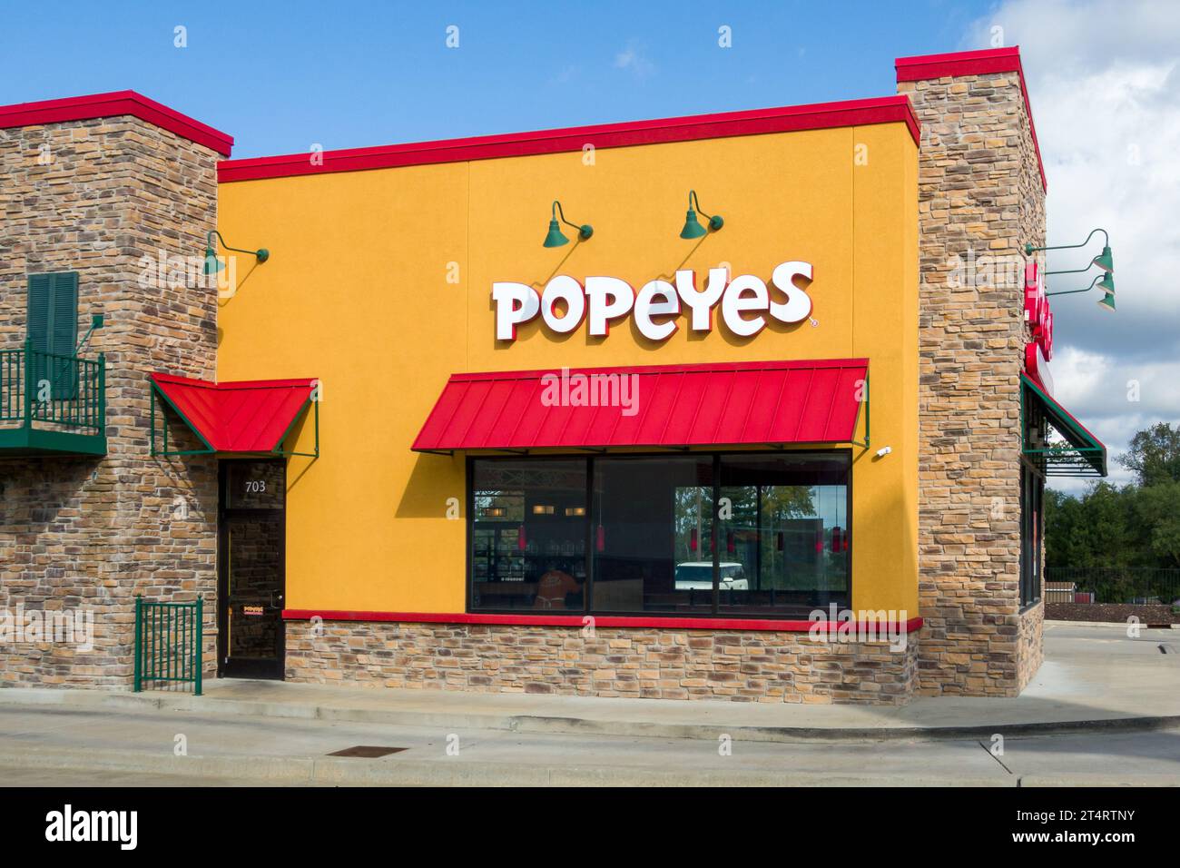 EAST ST. LOUIS, IL, USA - 19. OKTOBER 2023: Außenansicht der Popeyes Louisiana Kitchen. Stockfoto