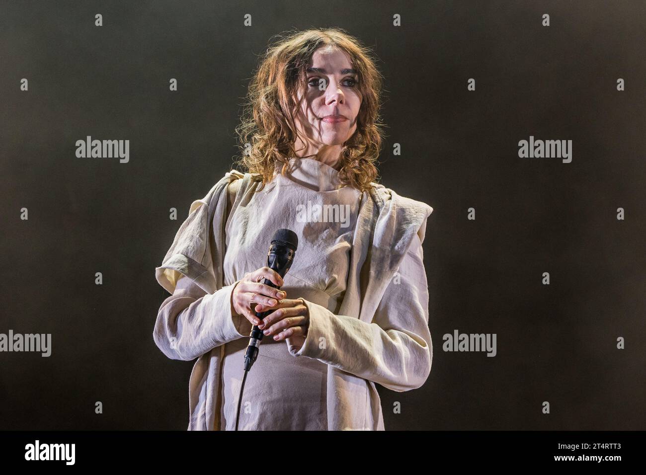 PJ Harvey trat am 30. Oktober 2023 live auf der Bühne auf der Tour Polly Jean auf Stockfoto