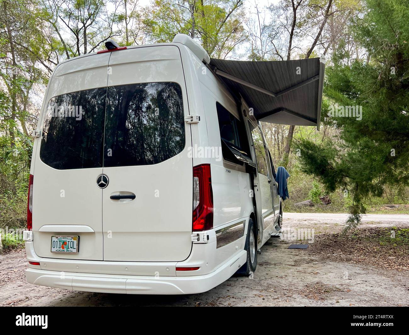 Fort White, FL USA - 2. März 2023: Ein Wohnmobil auf einem Campingplatz in der Nähe von Fort White, Florida an einem schönen sonnigen Tag. Stockfoto