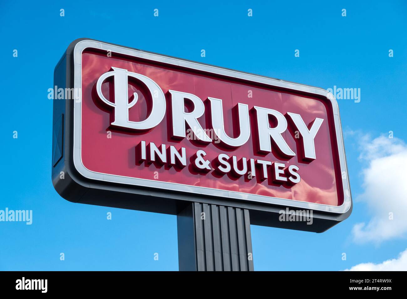 EAST ST. LOUIS, IL, USA - 19. OKTOBER 2023: Außenschild des Drury Inn and Suites Motels und Markenlogo. Stockfoto