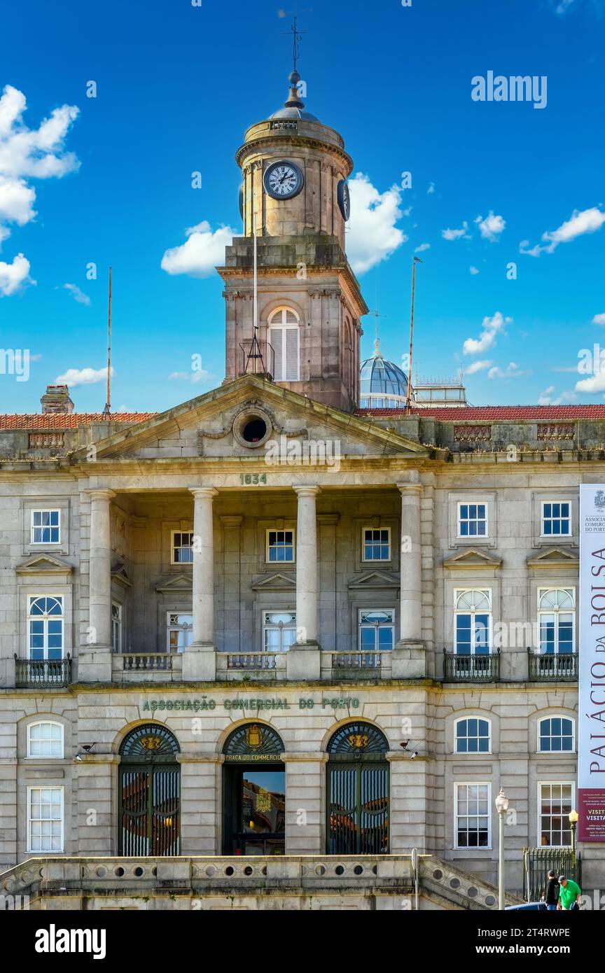 Porto, Portugal, Uhrenturm und Kapitalstruktur im Börsenpalast (Bolsa-Palast) Stockfoto
