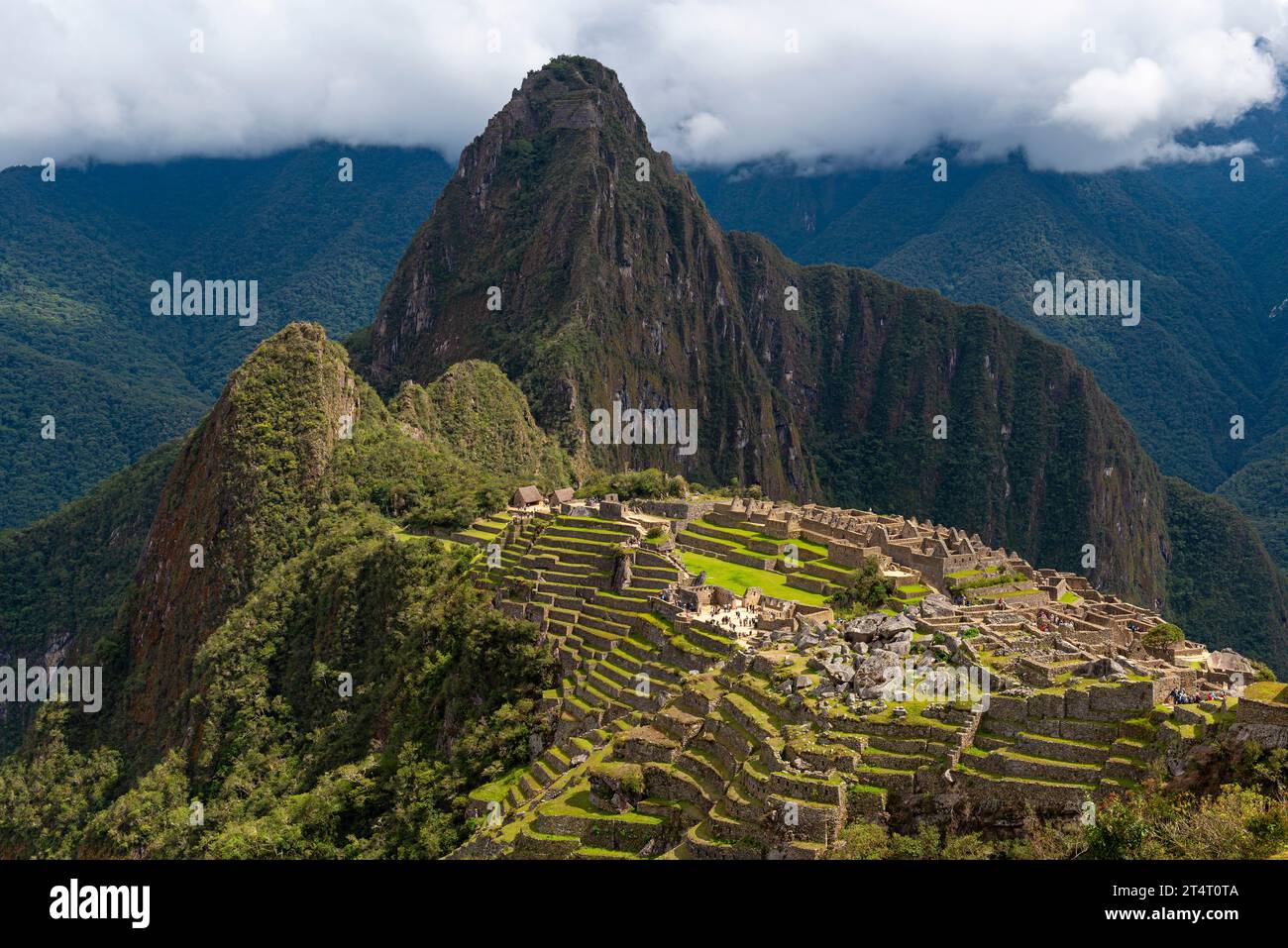 Machu Picchu Ruinen der Landschaft mit dramatischen Wolken, Machu Picchu Historical Sanctuary, Cusco, Peru. Stockfoto