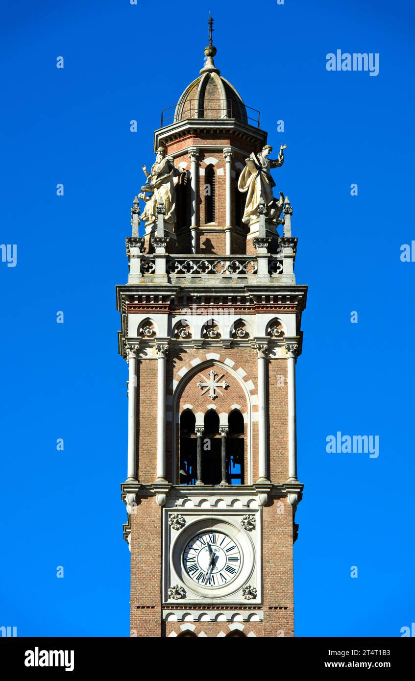 Kirchturm mit Uhr der Kirche Madonna della Neve, Monforte d'Alba, Piemont, Italien Stockfoto
