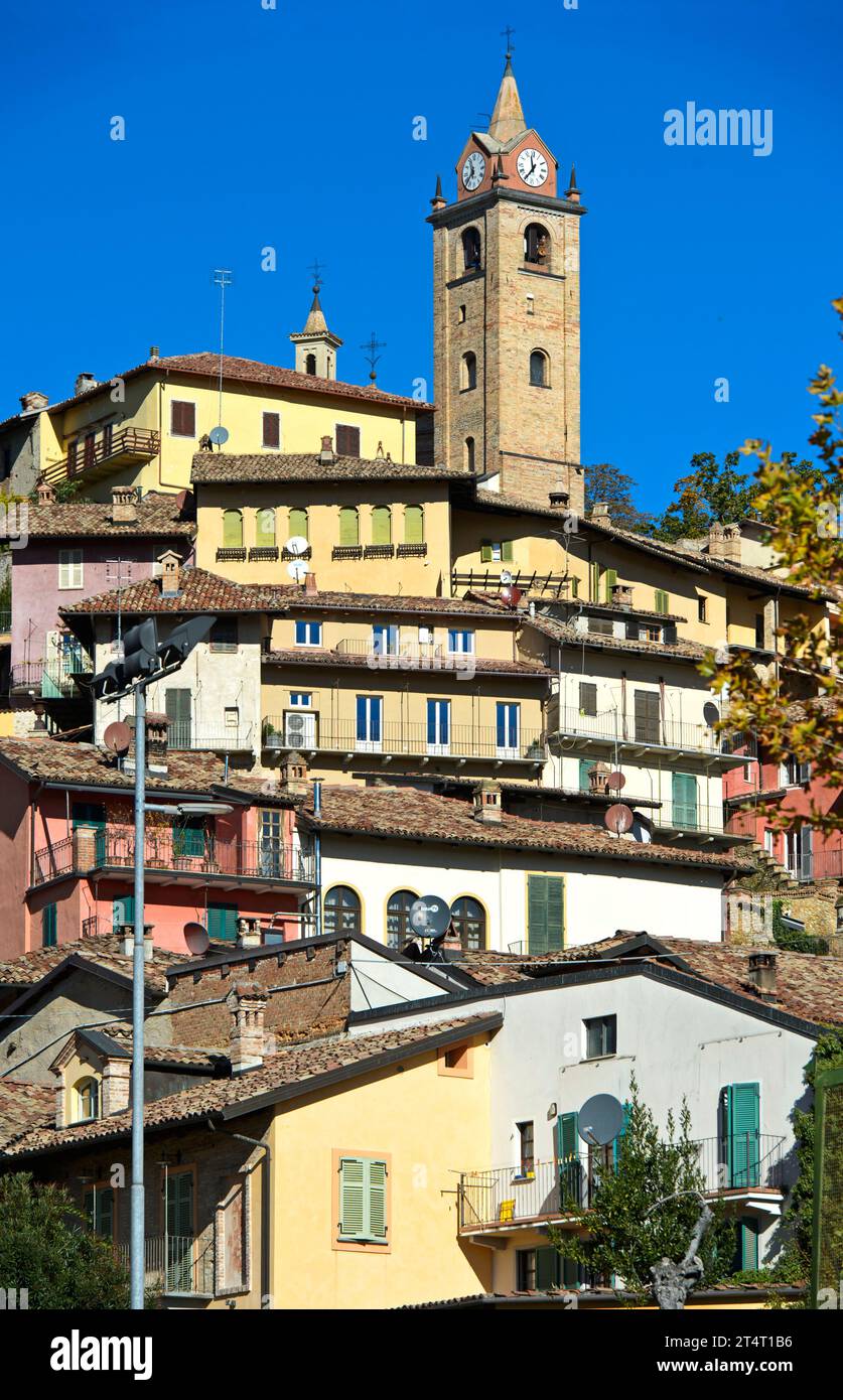 Der Glockenturm erhebt sich über der Altstadt von Monforte d'Alba, Piemont, Italien Stockfoto