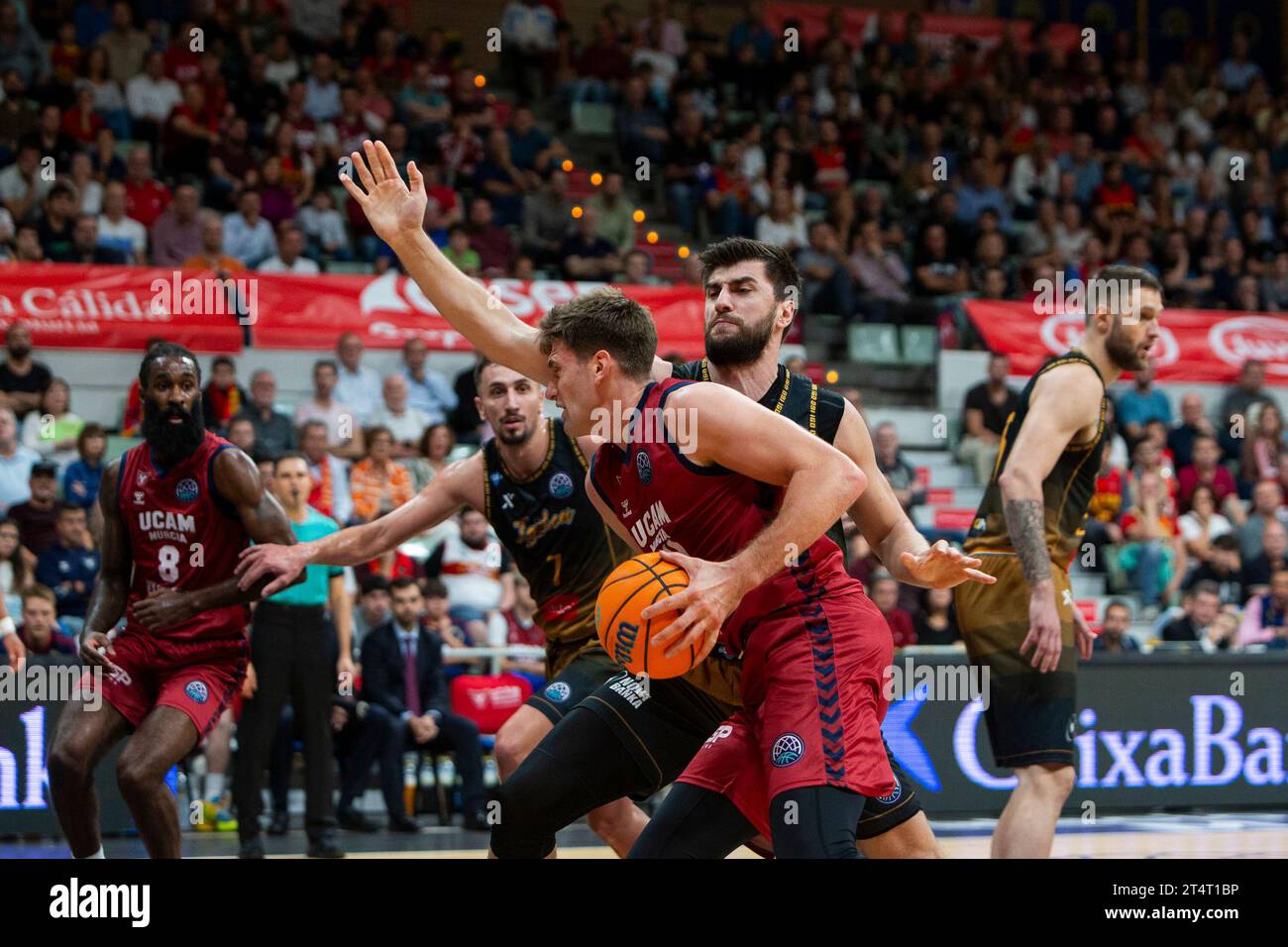 Noviembre 01, DUSTIN SLEVA United States Spieler von Ucam Murcia CB, Haris DELALIC POWER STÜRMER von Igokea M:Tel während des Spiels, 2023: Murcia Region of MURCIA, UCAM MURCIA CB gegen IGOKEA:TEL Basketball Champions League Murcia Sports Palace, Region of Murcia, 01. November 2023 Stockfoto