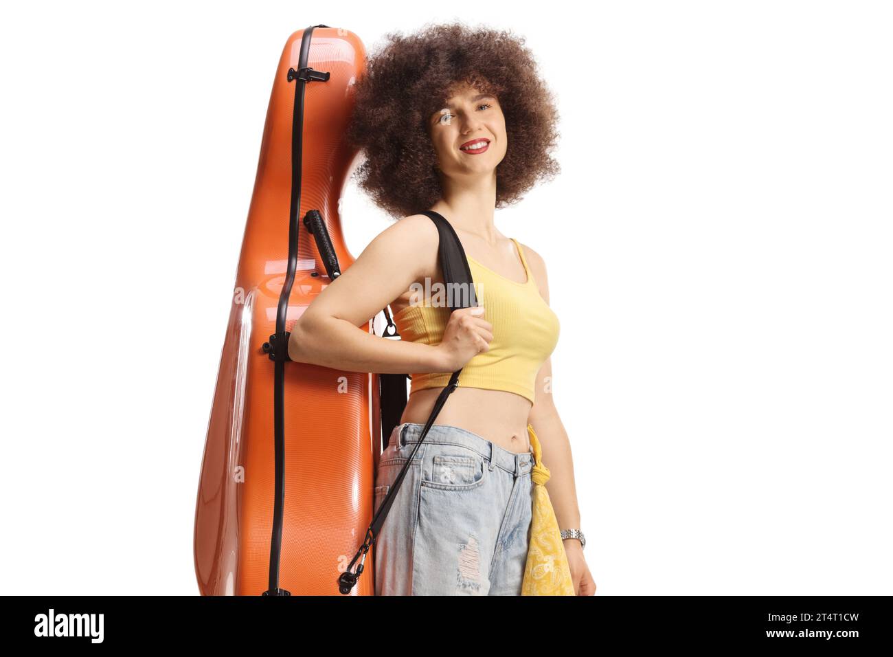 Eine junge Musikerin mit einem Cello-Gehäuse auf der Schulter lächelt in die Kamera, isoliert auf weißem Hintergrund Stockfoto