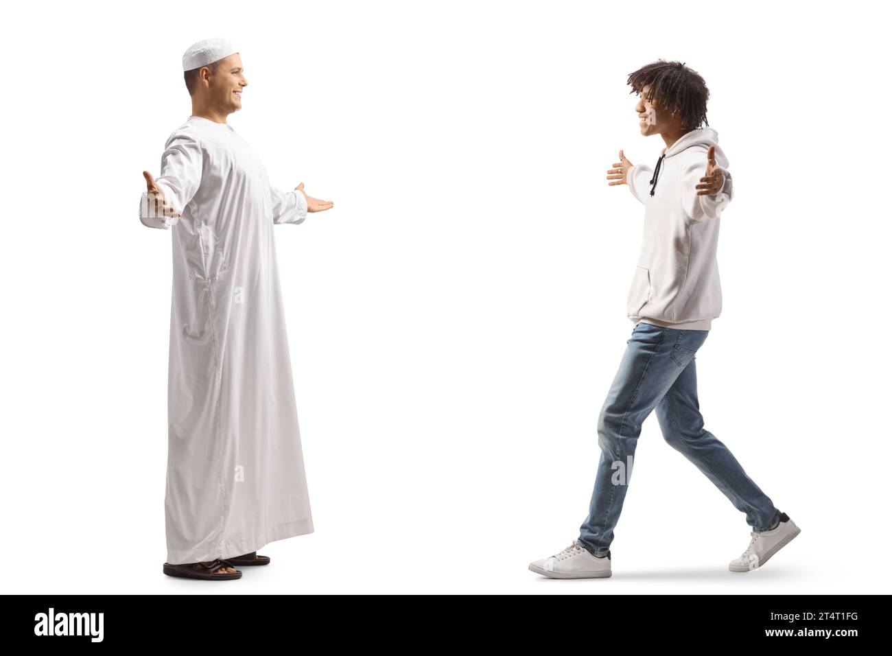 Ein muslimischer Mann trifft auf einen afroamerikaner, isoliert auf weißem Hintergrund Stockfoto