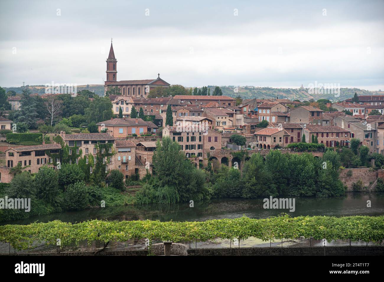 Architektur der Stadt Albi in Frankreich und des Flusses Tarn Stockfoto