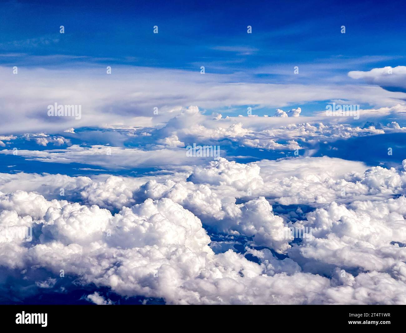 Luftaufnahme der Wolken vor einem Flugzeugfenster auf einem Überlandflug von Los Angeles nach New York City Stockfoto