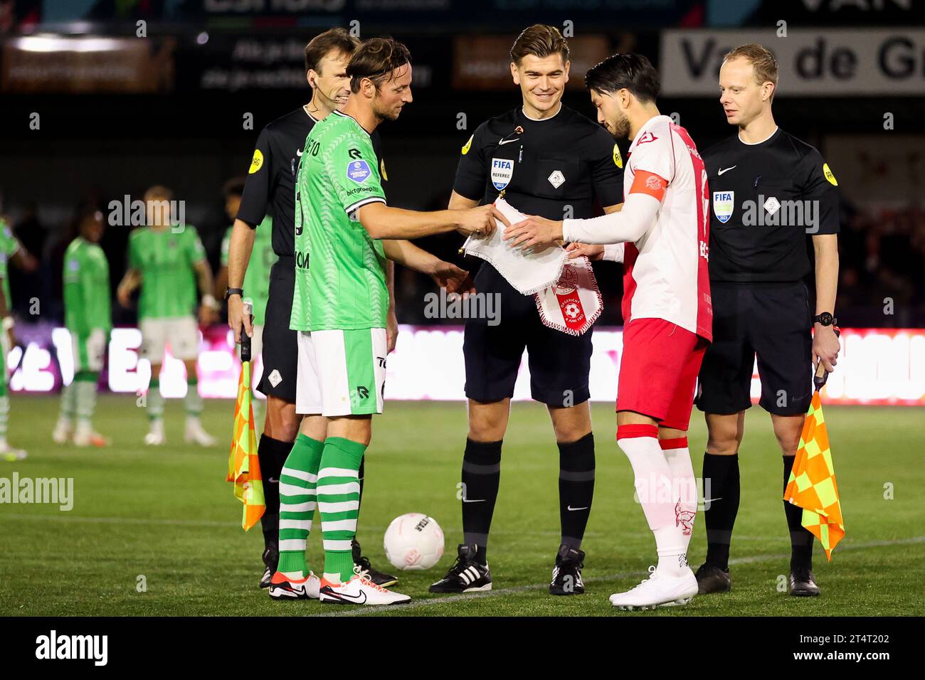 Spakenburg, Niederlande. November 2023. SPAKENBURG, NIEDERLANDE - 1. NOVEMBER: Bart Vriends von Sparta Rotterdam und Wessel Boer von Ijsselmeervogels tauschen Flaggen aus, Assistent Schiedsrichter Bas van Dongen, Schiedsrichter Joey Kooij, Assistent Schiedsrichter Roy de NAS während des Toto KNVB Cup 1. Runde Spiel zwischen IJsselmeervogels und Sparta Rotterdam im Sportpark de Westmaat am 1. November, 2023 in Spakenburg, Niederlande (Foto: Hans van der Valk/Orange Pictures) Credit: Orange Pics BV/Alamy Live News Stockfoto