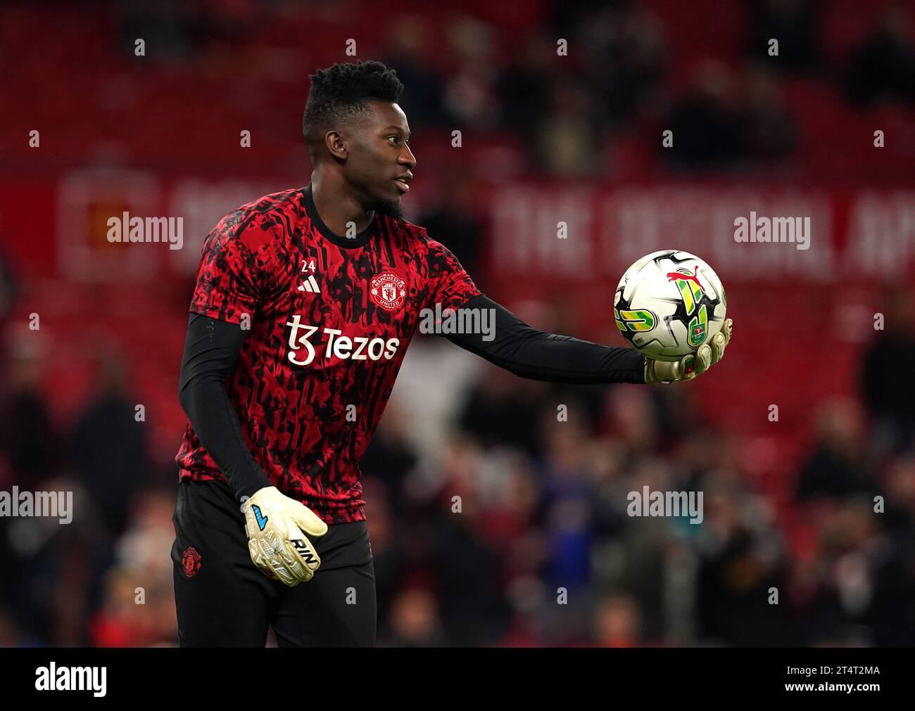 Manchester United Torhüter Andre Onana wärmt sich vor dem Spiel der