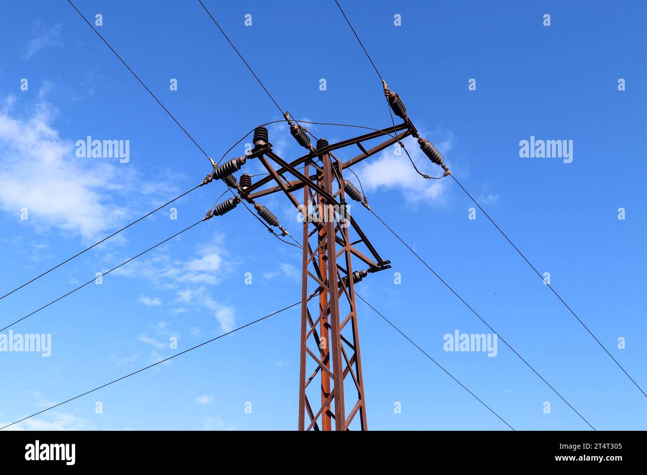 Verteilung der elektrischen Energie – Hochspannungsleitung Stockfoto
