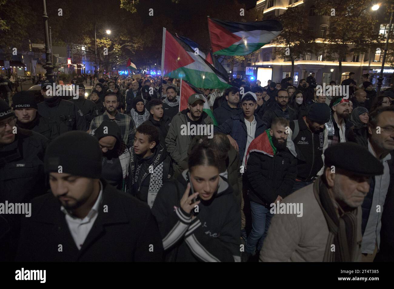 1. November 2023, Berlin, Deutschland: Am 1. November 2023 reisten Hunderte pro-palästinensischer Demonstranten zum Kurfürstendamm, einem der bekanntesten Boulevards Berlins, inmitten einer bedeutenden Polizeipräsenz. Die Demonstranten skandierten Slogans wie „Kindermörder Israel“, „Freies freies Palästina“ und „Viva Viva Palestina“, die ihre Solidarität mit der palästinensischen Sache zum Ausdruck brachten. Die Spannungen waren spürbar, da die Menge ihre Frustration auch auf die Medien richtete, mit den Gesängen "deutsche Medienlügen, lass dich nicht täuschen", die ein Misstrauen gegenüber den Medien über den Krieg zwischen Israel und der Hamas widerspiegelten. (Kreditbild: Stockfoto