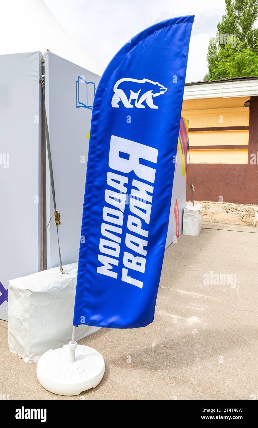 Samara, Russland - 24. Juni 2023: Junge Garde (Molodaya gvardiya) der Vereinigten Russland Flagge mit Logo. Junge Garde ist der Jugendflügel des Vereinigten Russland PA Stockfoto