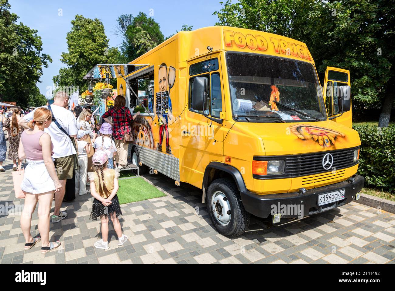Samara, Russland - 17. Juni 2023: Food Truck, mobiles Getränk und Snack-Van in einer Stadtstraße an sonnigen Sommertagen Stockfoto