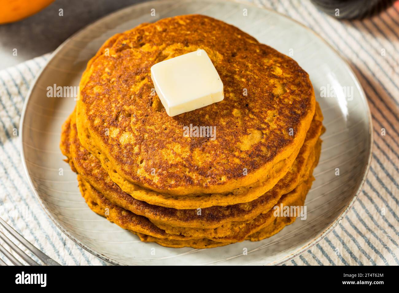 Hausgemachte süße Kürbis-Pfannkuchen mit Sirup und Butter Stockfoto