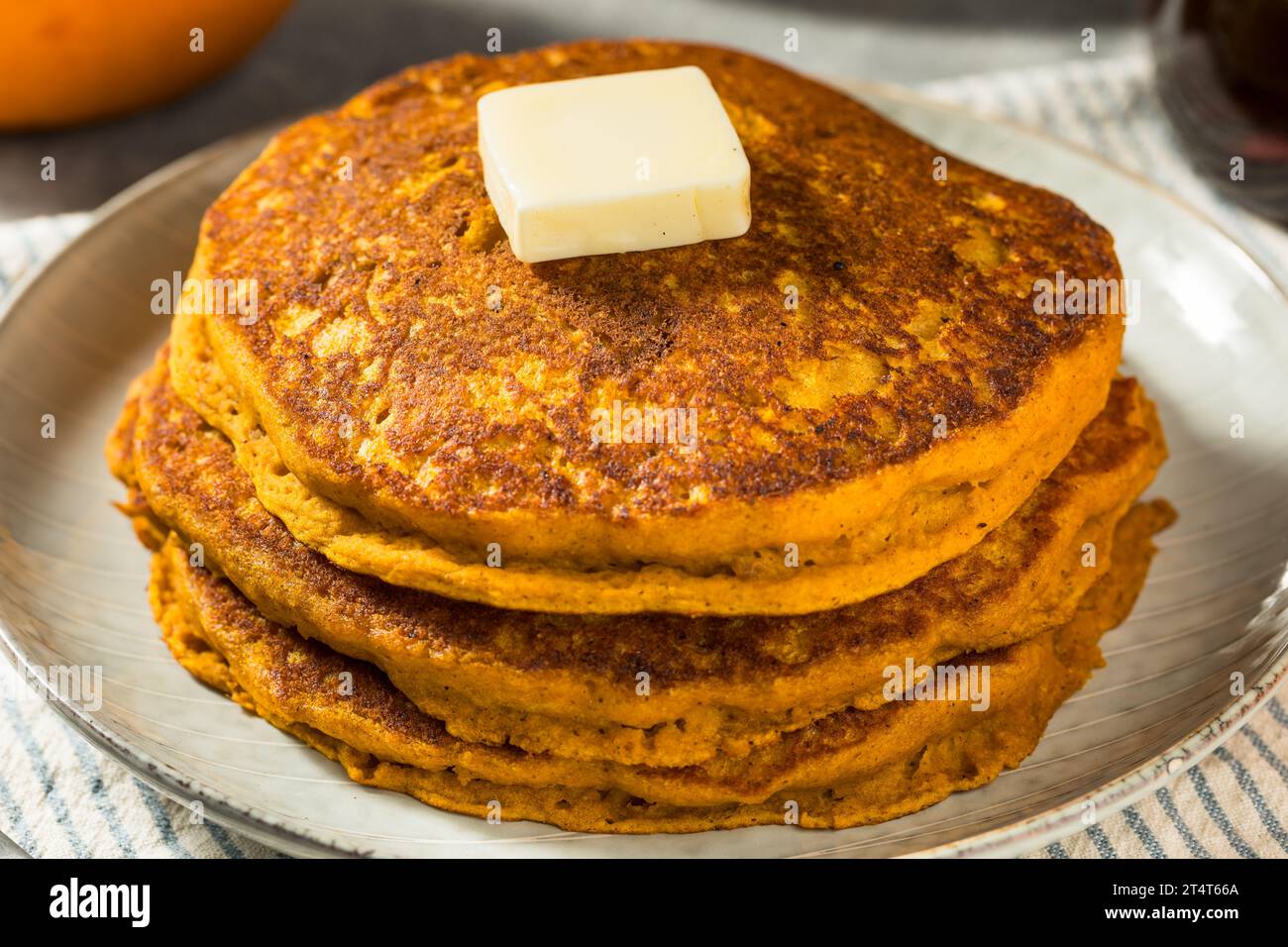 Hausgemachte süße Kürbis-Pfannkuchen mit Sirup und Butter Stockfoto