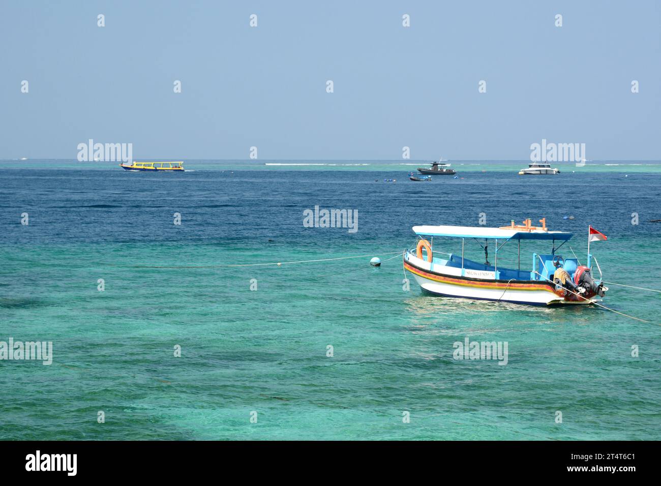 Vertäute Boote in Gili Air. Kleinere Sunda-Inseln. West Nusa Tenggara Provinz. Indonesien Stockfoto