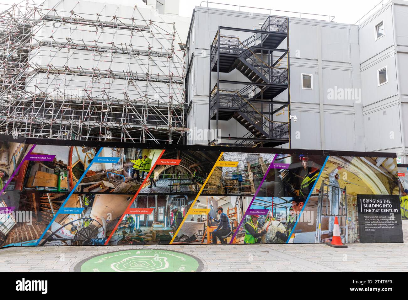 Manchester Stadtzentrum und Horten am Albert Square rund um das Rathaus von Manchester Renovierung und Restaurierung Bauarbeiten, Manchester, England, 2023 Stockfoto