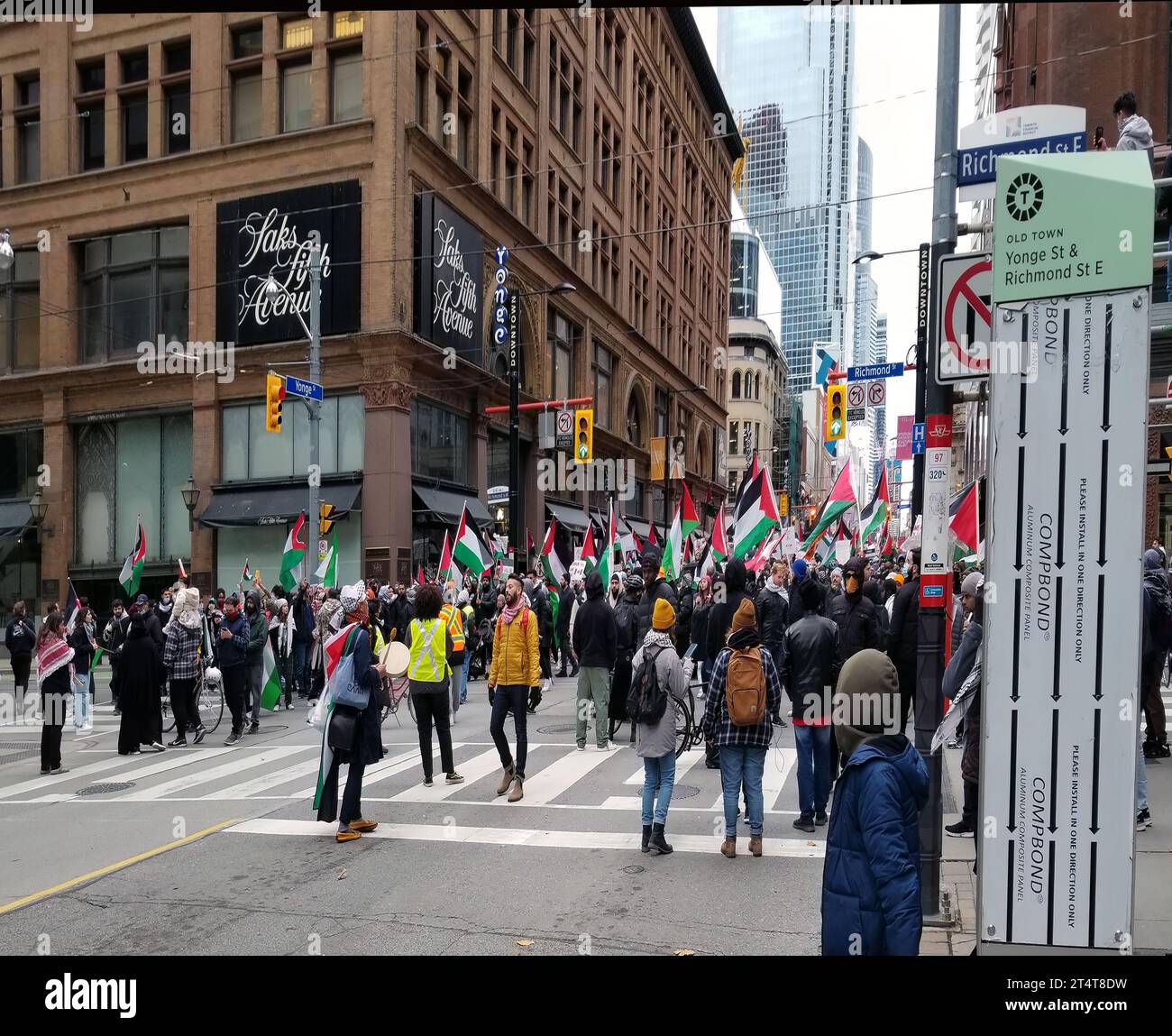 Eine pro-palästinensische Demonstration auf den Straßen in Toronto, Ontario, Kanada. Oktober 2023. Stockfoto